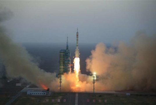China lanza cohete desde plataforma móvil en el mar