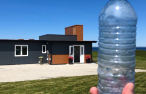 Conoce la casa construida con 600,000 botellas de plástico recicladas en Nueva Escocia