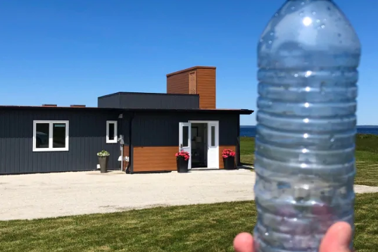 Conoce la casa construida con 600,000 botellas de plástico recicladas en Nueva Escocia