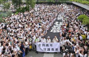 Cerca de 2.000 personas mayores de Hong Kong marchan en apoyo de jóvenes manifestantes