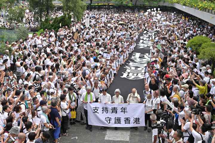Cerca de 2.000 personas mayores de Hong Kong marchan en apoyo de jóvenes manifestantes